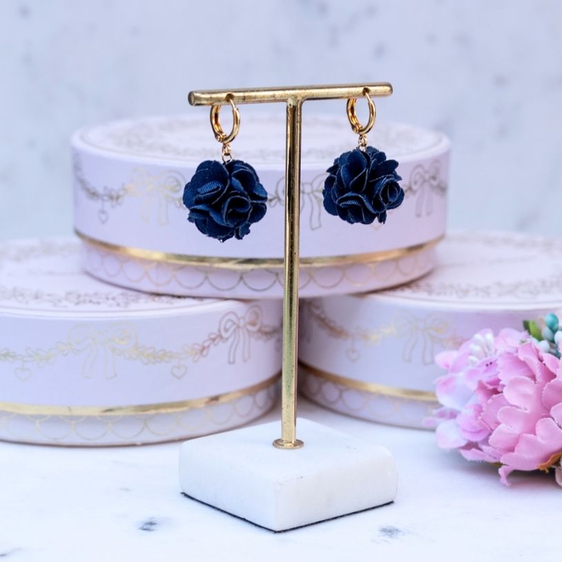 Vergoldete Creolen mit dunkelblauem Blüten-Pompom