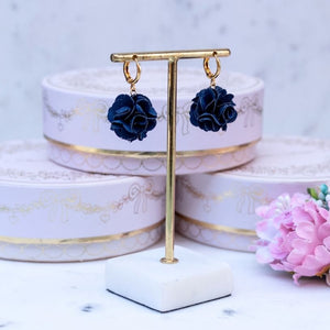 Vergoldete Creolen mit dunkelblauem Blüten-Pompom