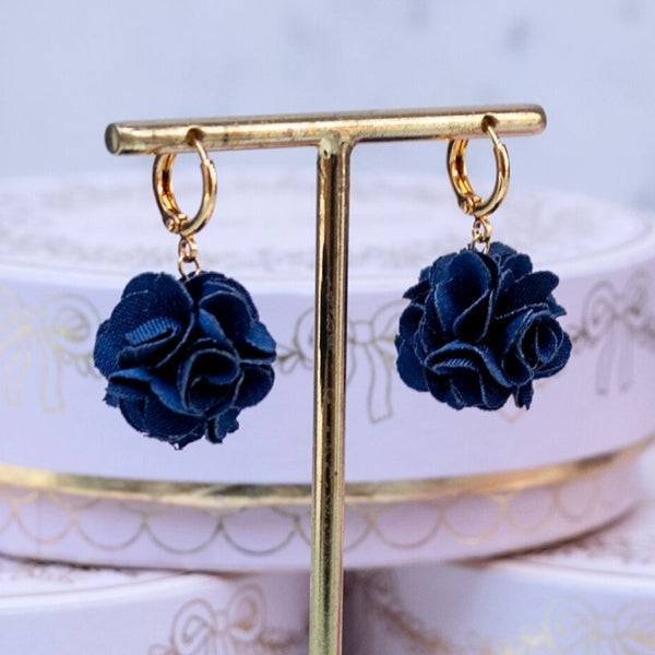 Vergoldete Creolen mit dunkelblauem Blüten-Pompom