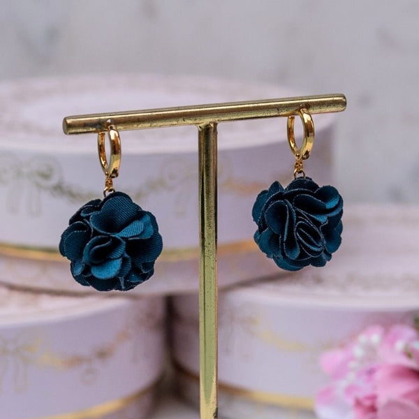 Vergoldete Creolen mit dunkel-petrolfarbenem Blüten-Pompom