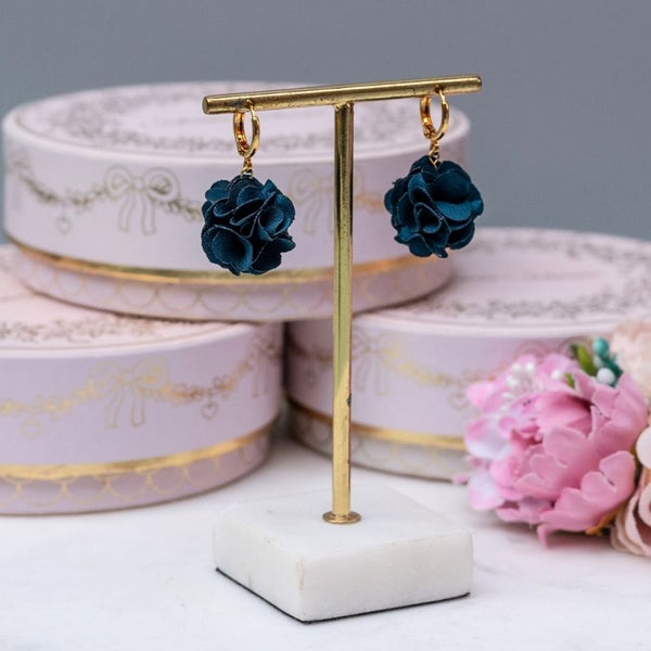 Vergoldete Creolen mit dunkel-petrolfarbenem Blüten-Pompom