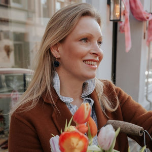 Vergoldete Creolen mit dunkel-petrolfarbenem Blüten-Pompom