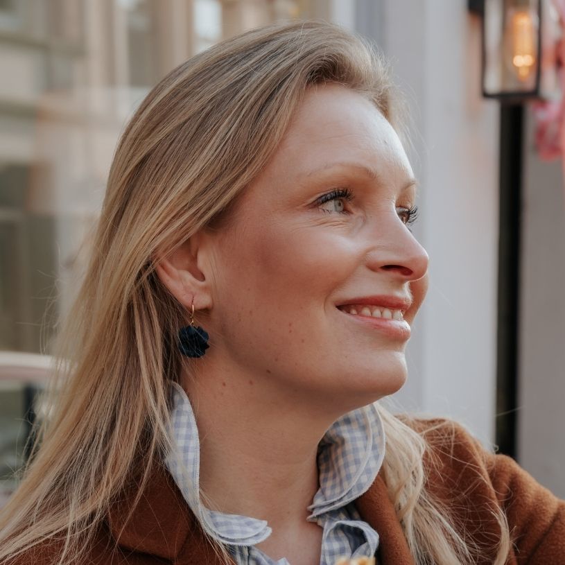 Vergoldete Creolen mit dunkel-petrolfarbenem Blüten-Pompom