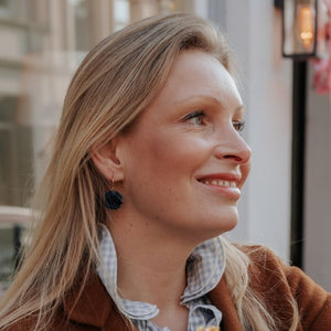 Vergoldete Creolen mit dunkel-petrolfarbenem Blüten-Pompom