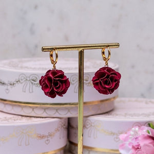 Vergoldete Creolen mit dunkelrotem Blüten-Pompom