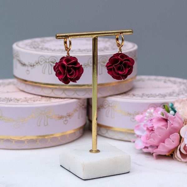 Vergoldete Creolen mit dunkelrotem Blüten-Pompom