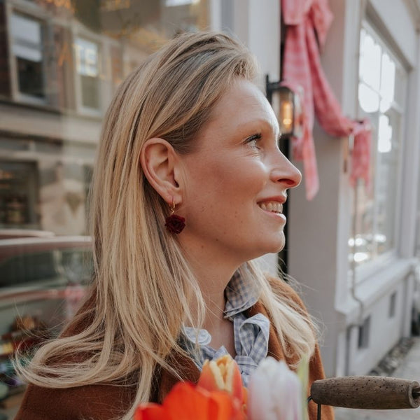 Vergoldete Creolen mit dunkelrotem Blüten-Pompom