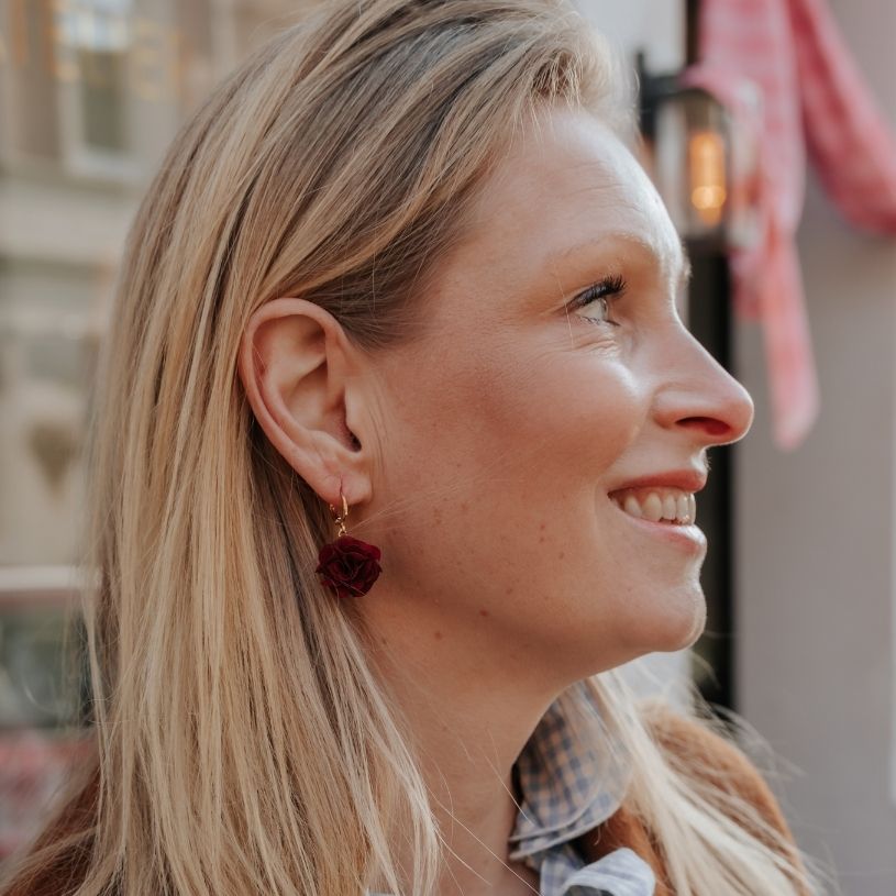 Vergoldete Creolen mit dunkelrotem Blüten-Pompom