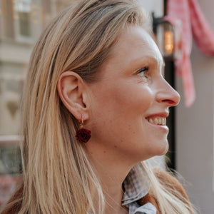 Vergoldete Creolen mit dunkelrotem Blüten-Pompom