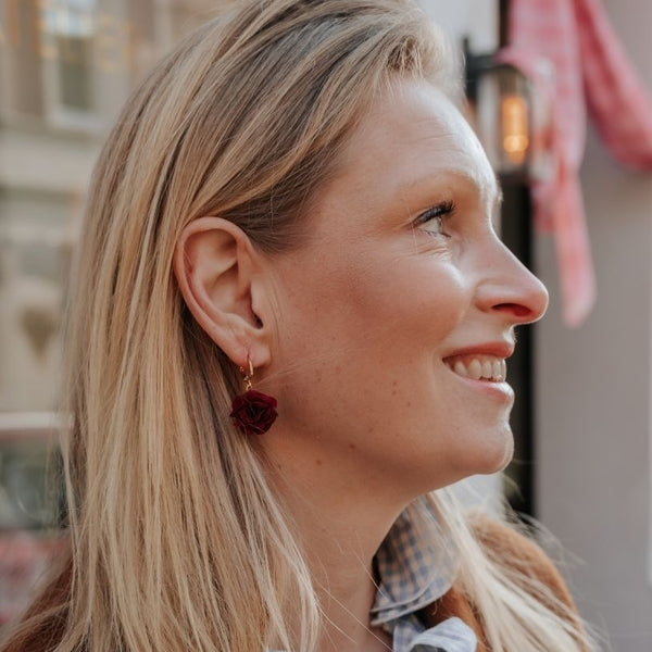 Vergoldete Creolen mit dunkelrotem Blüten-Pompom