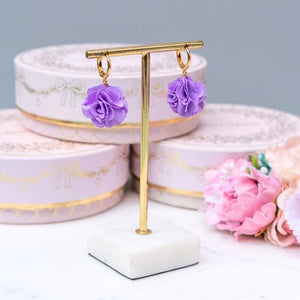 Vergoldete Creolen mit fliederfarbenem Blüten-Pompom