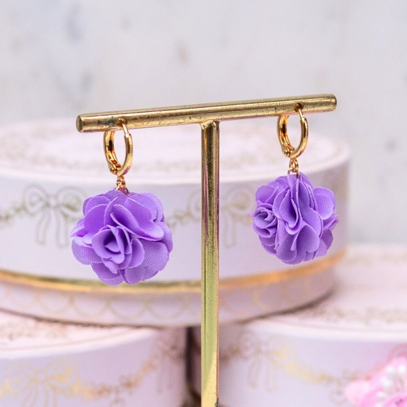 Vergoldete Creolen mit fliederfarbenem Blüten-Pompom