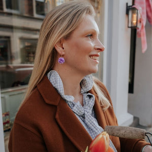 Vergoldete Creolen mit fliederfarbenem Blüten-Pompom