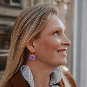 Vergoldete Creolen mit fliederfarbenem Blüten-Pompom