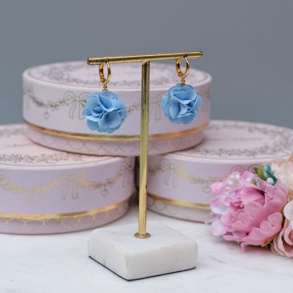 Vergoldete Creolen mit hellblauem Blüten-Pompom