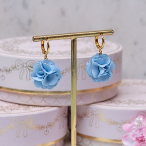 Vergoldete Creolen mit hellblauem Blüten-Pompom