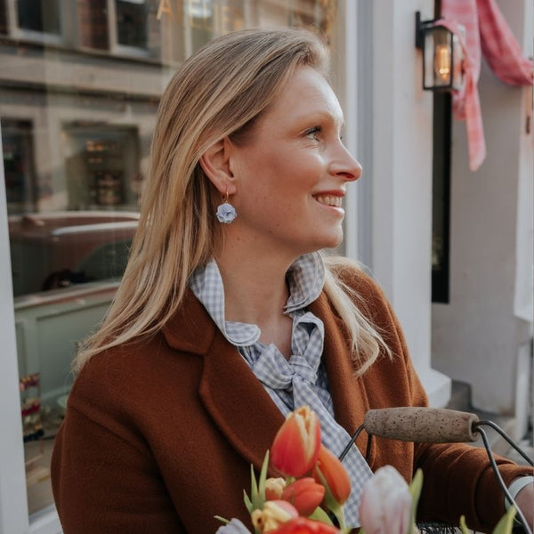 Vergoldete Creolen mit hellblauem Blüten-Pompom