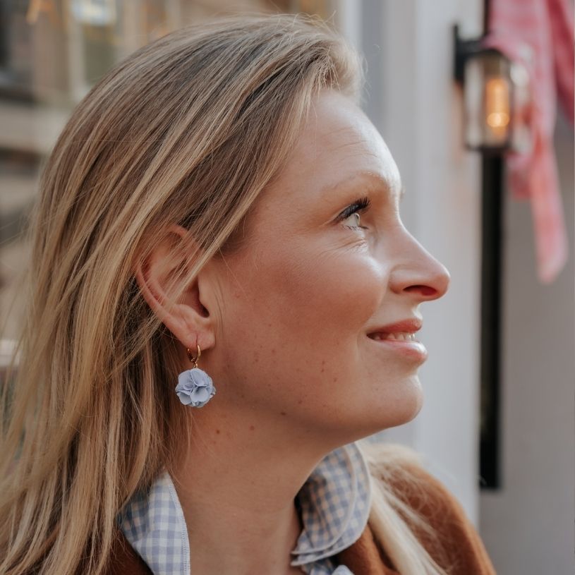 Vergoldete Creolen mit hellblauem Blüten-Pompom