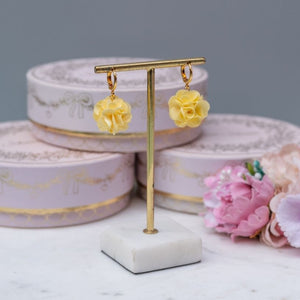 Vergoldete Creolen mit hellgelbem Blüten-Pompom