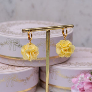 Vergoldete Creolen mit hellgelbem Blüten-Pompom