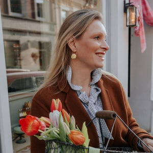 Vergoldete Creolen mit hellgelbem Blüten-Pompom