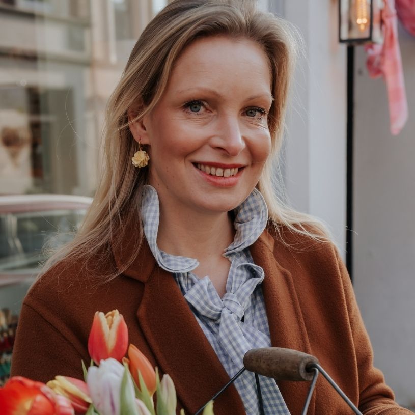 Vergoldete Creolen mit hellgelbem Blüten-Pompom