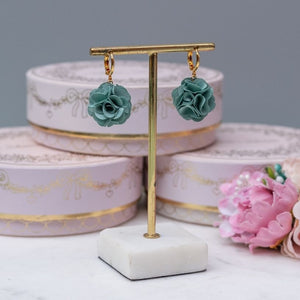 Vergoldete Creolen mit petrolfarbenem Blüten-Pompom