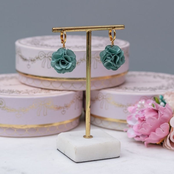 Vergoldete Creolen mit petrolfarbenem Blüten-Pompom