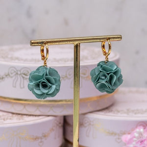 Vergoldete Creolen mit petrolfarbenem Blüten-Pompom