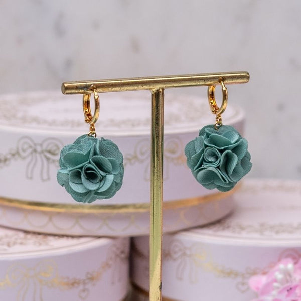 Vergoldete Creolen mit petrolfarbenem Blüten-Pompom