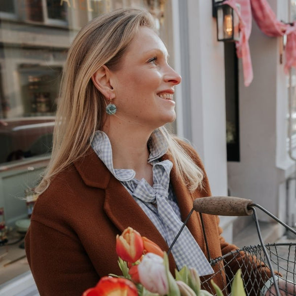 Vergoldete Creolen mit petrolfarbenem Blüten-Pompom