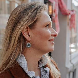 Vergoldete Creolen mit petrolfarbenem Blüten-Pompom