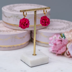 Vergoldete Creolen mit pinkem Blüten-Pompom