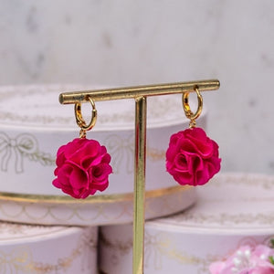 Vergoldete Creolen mit pinkem Blüten-Pompom