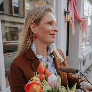 Vergoldete Creolen mit pinkem Blüten-Pompom