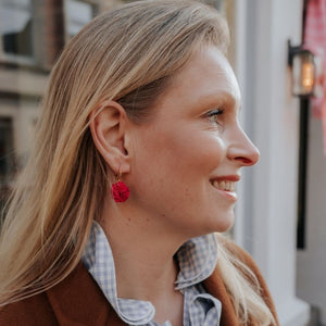 Vergoldete Creolen mit pinkem Blüten-Pompom