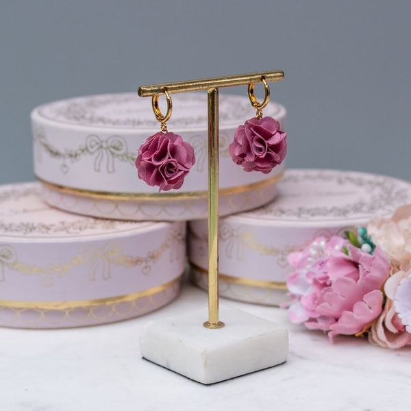 Vergoldete Creolen mit rosafarbenem Blüten-Pompom