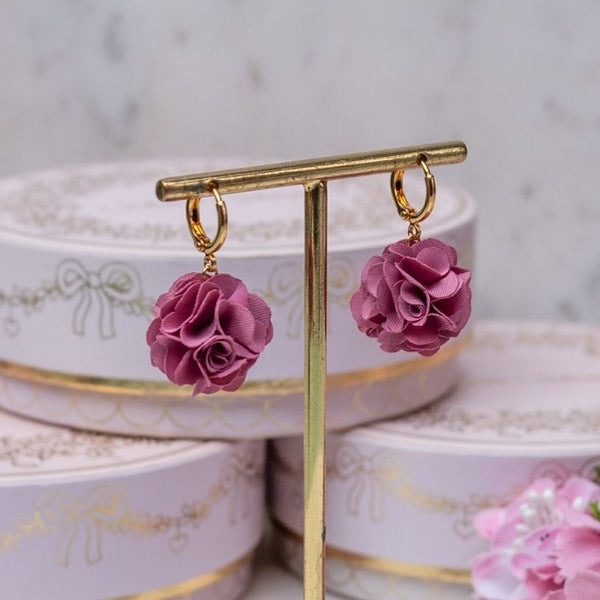 Vergoldete Creolen mit rosafarbenem Blüten-Pompom