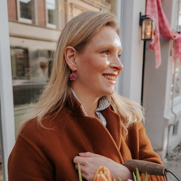 Vergoldete Creolen mit rosafarbenem Blüten-Pompom