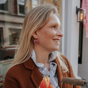 Vergoldete Creolen mit rosafarbenem Blüten-Pompom