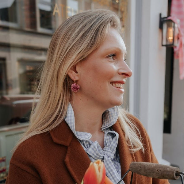 Vergoldete Creolen mit rosafarbenem Blüten-Pompom