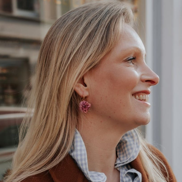 Vergoldete Creolen mit rosafarbenem Blüten-Pompom