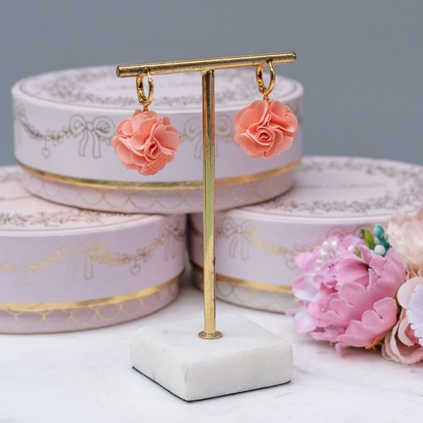 Vergoldete Creolen mit rosarotem Blüten-Pompom