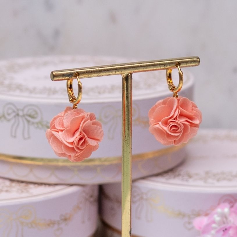 Vergoldete Creolen mit rosarotem Blüten-Pompom