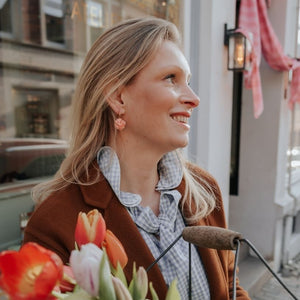 Vergoldete Creolen mit rosarotem Blüten-Pompom