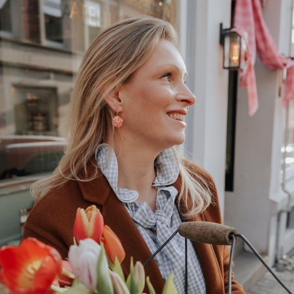 Vergoldete Creolen mit rosarotem Blüten-Pompom