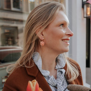 Vergoldete Creolen mit rosarotem Blüten-Pompom