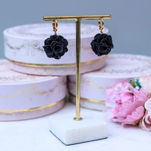 Vergoldete Creolen mit schwarzem Blüten-Pompom