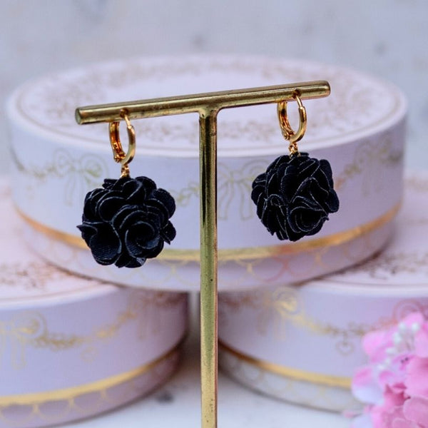 Vergoldete Creolen mit schwarzem Blüten-Pompom