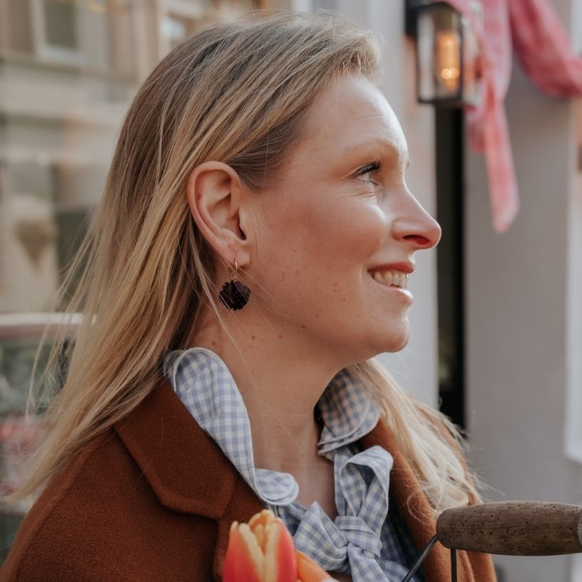 Vergoldete Creolen mit schwarzem Blüten-Pompom